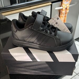 🔥BNWB Adidas Black Sneakers Sleek Minimalist Design
